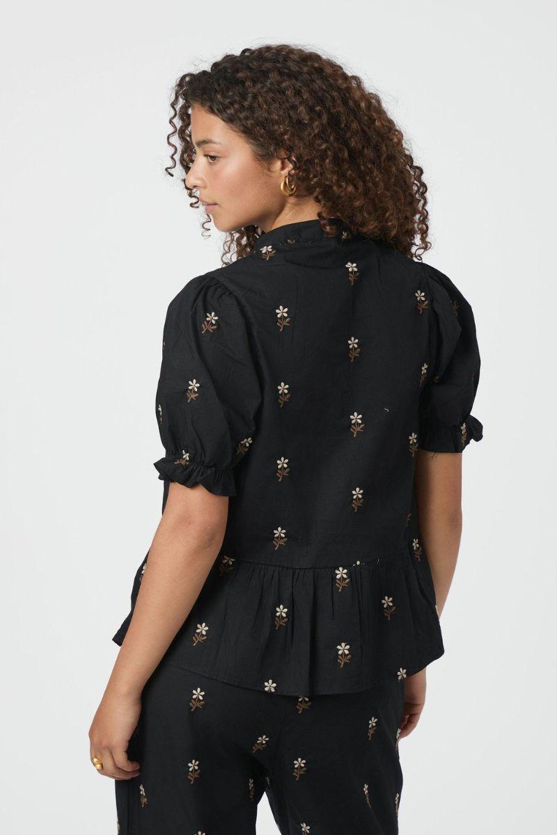 Savy Flower Emb Blouse | Black | Bluse fra Neo Noir