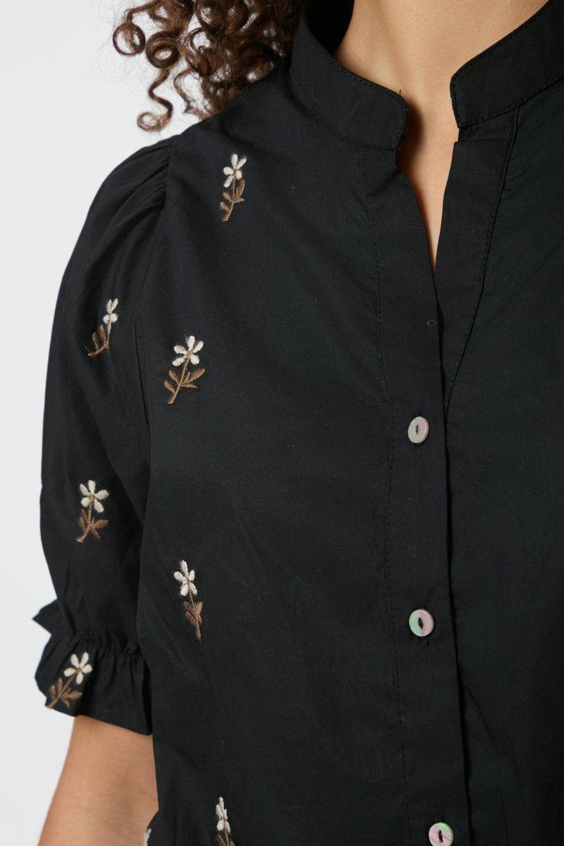Savy Flower Emb Blouse | Black | Bluse fra Neo Noir
