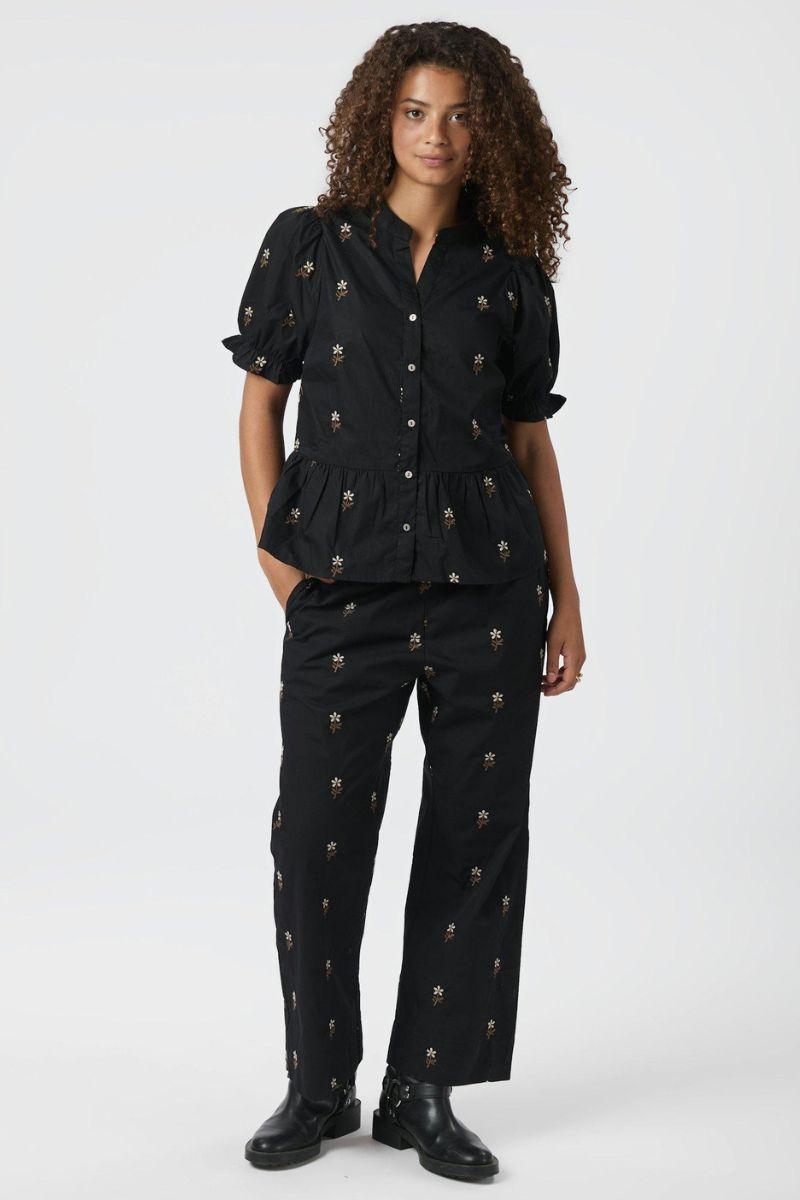 Savy Flower Emb Blouse | Black | Bluse fra Neo Noir