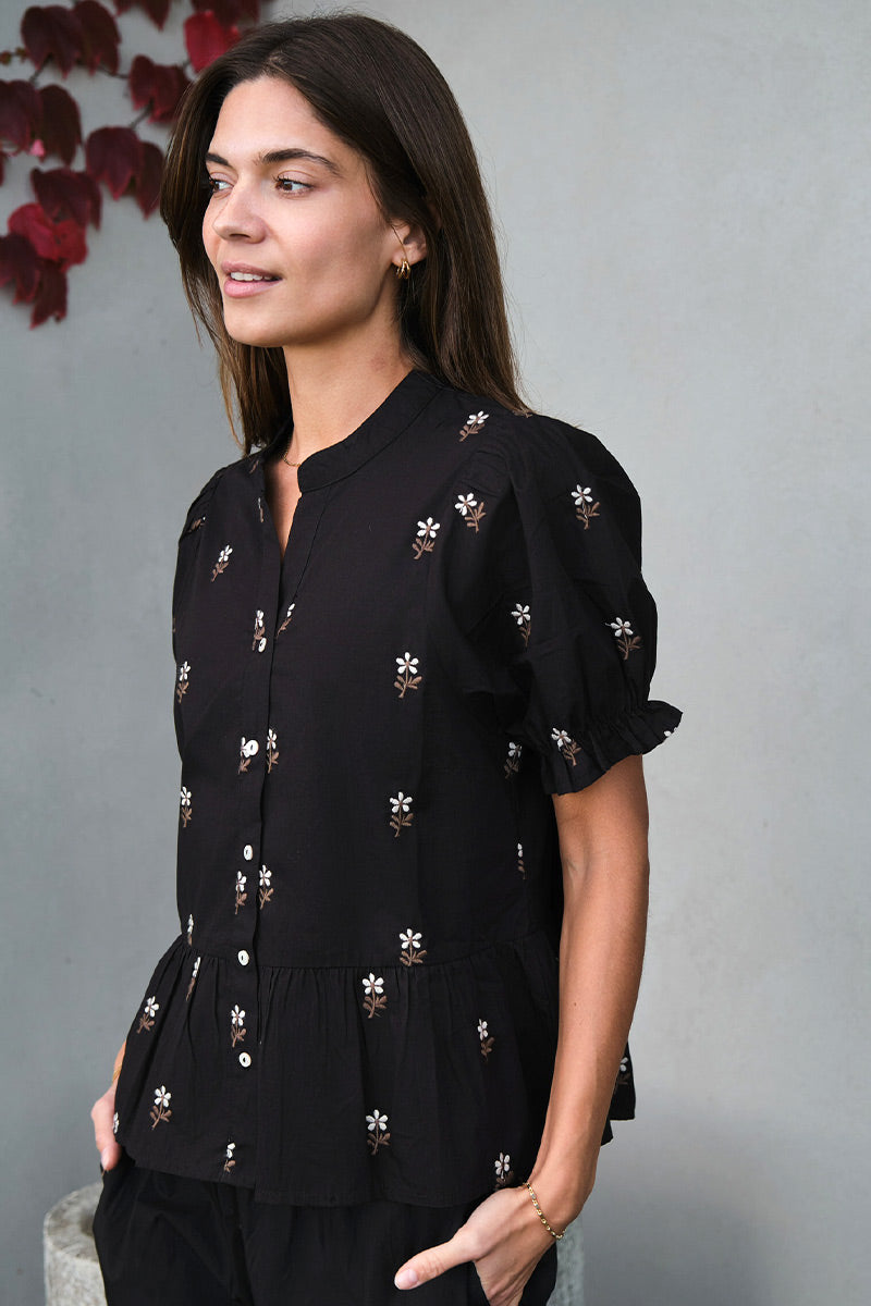 Savy Flower Emb Blouse | Black | Bluse fra Neo Noir